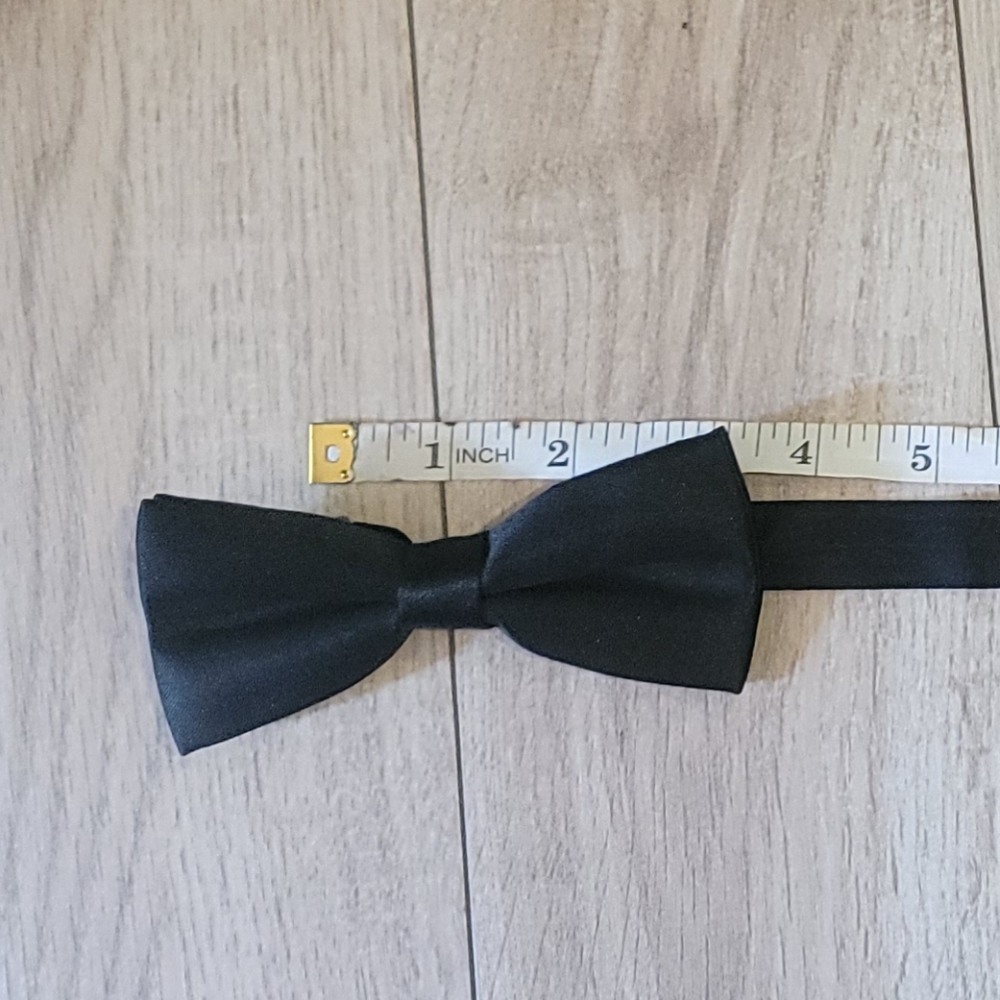 Black adjustable bow tie